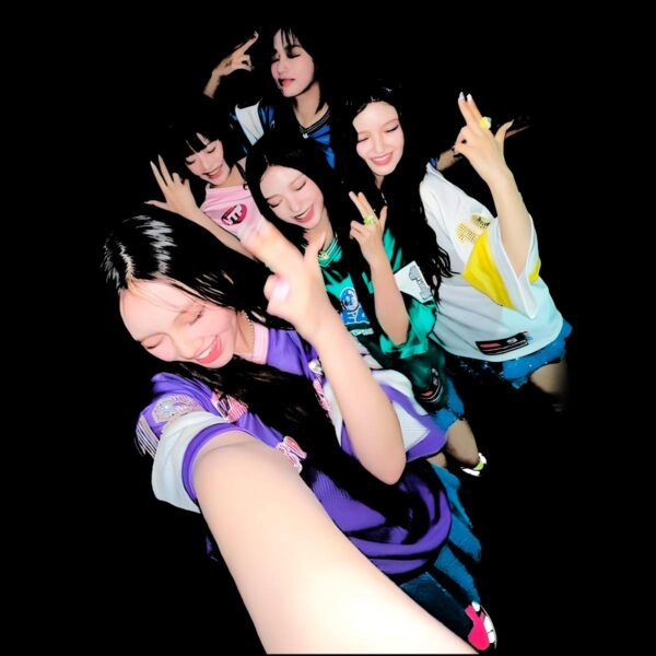 Newjeans Selfie Pose Fun Kpop Girl Group Vintage Style PNG